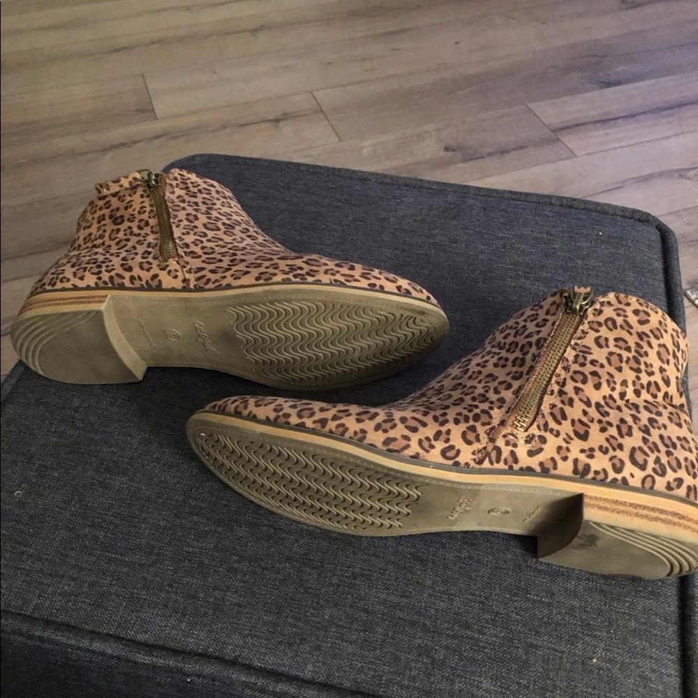 Ladies Leopard Booties - Picture 4 of 6